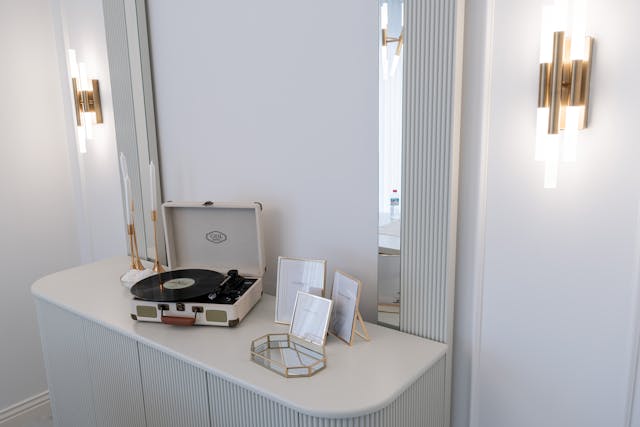 Photo of record player. For more music resources, follow aeonar grey.